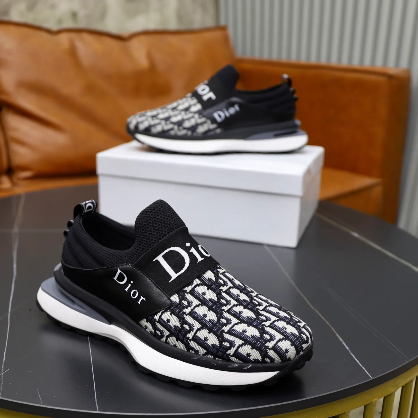 Ex-factory price: 462💰🙅‍♂️🙅‍♂️🙅‍♂️ Brand: Dior DIOR Standard code: 38-44 (45 customized) Grade: Same as the official website Material: Original leather splicing brand cloth Comfortable and breathable lining Lightweight and wear-resistant sports outsole Style category: Men's fashionable casual shoes Running sneakers Distinguished luxury brand elements Top luxury Color: actual picture color